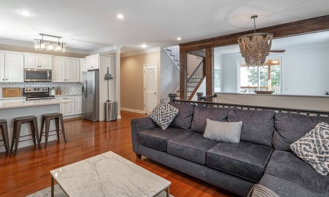 Northside House | Entire house downtown/Sleeps 16