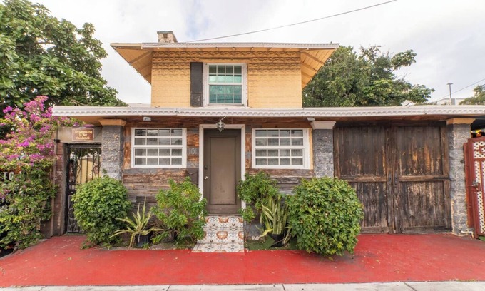 Midtown Cottage | Entire House Five Vintage-Style Theme Rooms