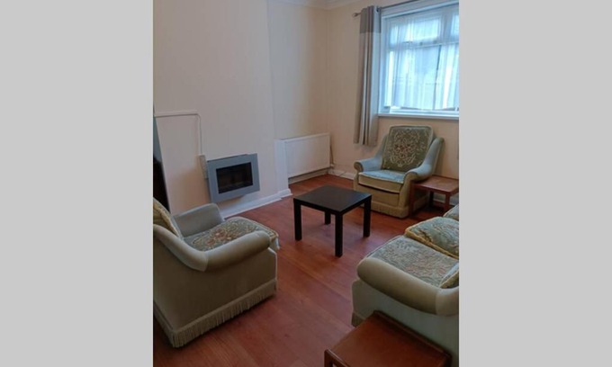 Alverthorpe Apartment | Entire House in a Quiet Residential Area