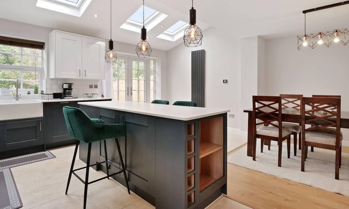 London Borough of Bromley House | Entire House - Large 3 Bedroom House with Garden - Orpington