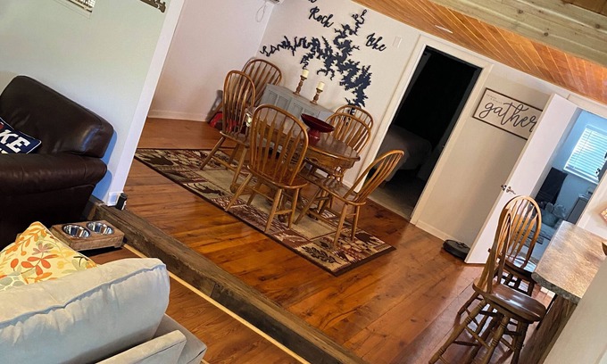Jenkins Cabin | ENTIRE Lake cabin 17 miles from SilverDollar City. Very private! Request video