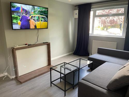 Brockley Apartment | Entire Lovely 2 bedroom apartment with private garden & free street parking