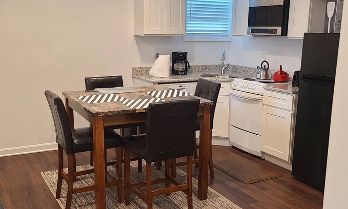 Linden Apartment | Entire Lovely Apt* 5 Miles to EWR* Free Parking