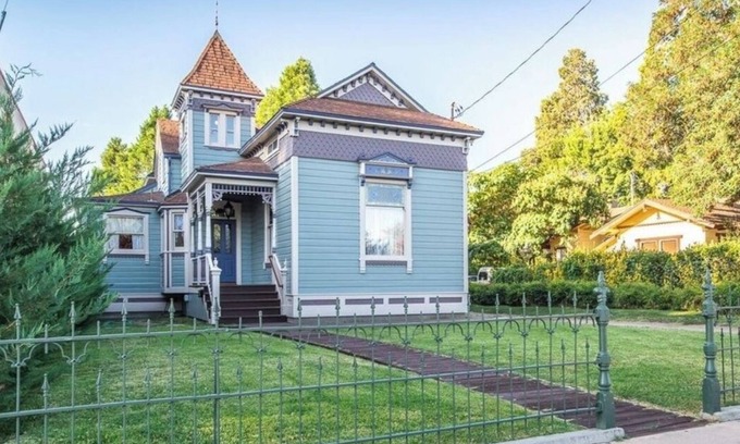 Bishop House | Entire Luxury 3 bedroom Victorian Home ready for your Sierra Vacation