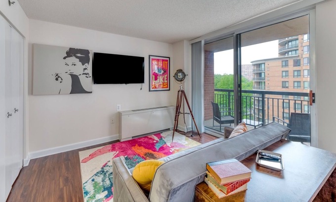 Crystal City Apartment | Entire Luxury apt near Downtown D.C. w /FREE Wifi