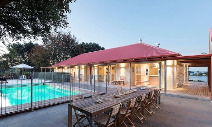 Whakamarama House | Entire villa This high-tech, beautiful home boasts five star luxury with the int