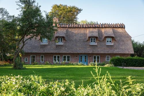 Nieby House | Entzückende Reetdachkate am Feldrand mit Kamin