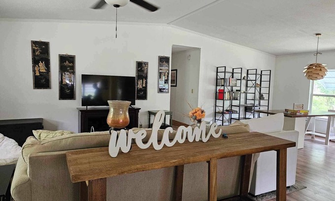 Branford House | Enzo's Retreat. 6 minutes to Ichetucknee Springs! Family friendly