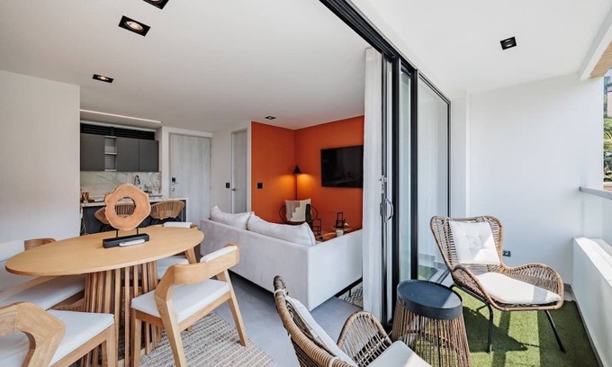 Castropol Apartment | |EP| Spacious Apt W/Gym, Balcony, AC, Dryer