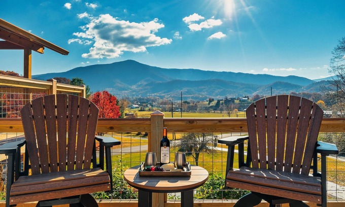 Wears Valley Ski Chalet | EpicViews!~EasyRoads!~Fall Colors!~Hot tub~Firepit