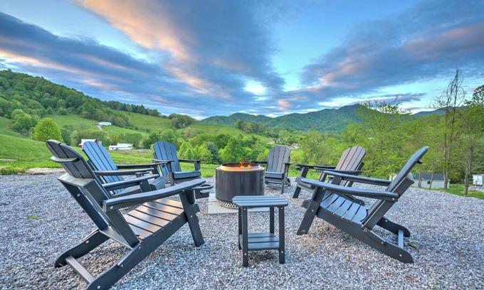 Heavens Holler House | Equestrian Estate 45 ac with Hot Tub & Firepit