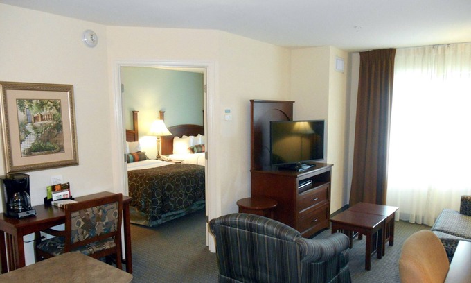 Eden Condo | Equipped Suite Near the Savannah Airport | Seasonal Pool Access