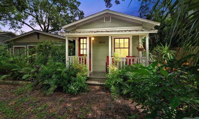 Seminole Heights Cottage | EREHWON RETREAT 1923 COTTAGE -TAMPA AWARD 2022