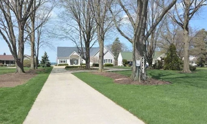 Lorain House | Erie Escape - Lakefront Lake Erie w/Pool