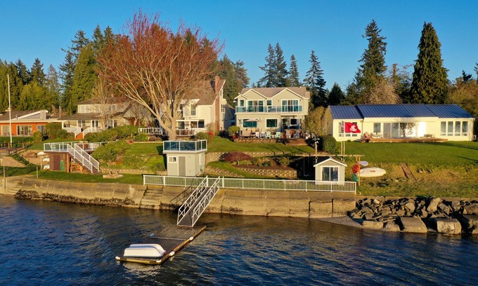Erlands Point-Kitsap Lake House | Erlands Point Beach House