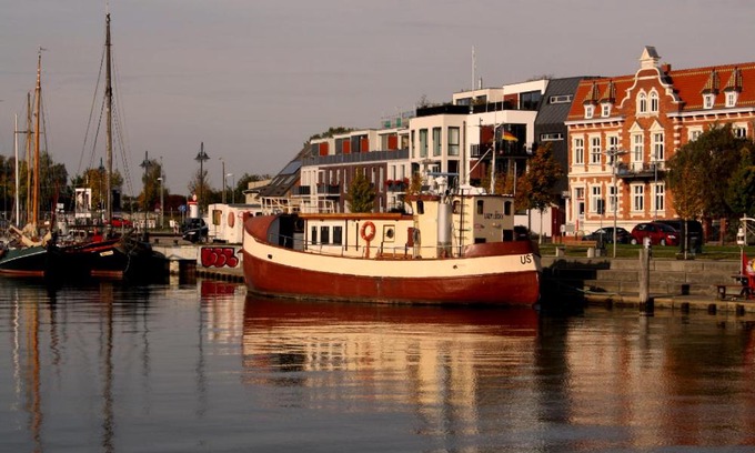 Greifswald City Centre Boat Rental | Erlebnisunterkunft auf dem Kutter Lady Lucky