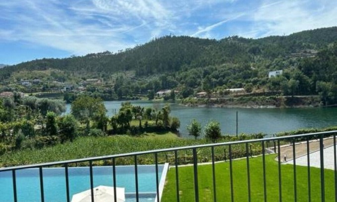 Guilhofrei Villa | Ermal Terrace (T2 Serradela)