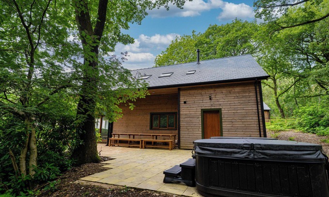 Farley Cabin | Errwood; woodland lodge for 14 with 2 hot tubs in the Staffordshire Moorlands