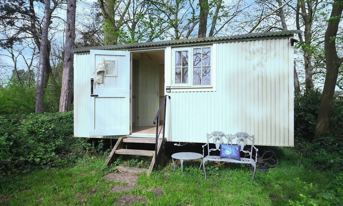 Bridgnorth Cottage | Escape and unplug in this off-grid eco Shepherd’s Hut.
