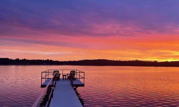 Greenwood House | Escape on Lake Greenwood: Kayaks, Beach, Pier, Firepit, Putting Green, & More!
