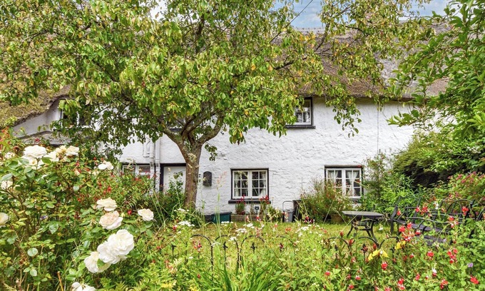 East Portlemouth Cottage | Escape to a charming thatched cottage in peaceful Jacobstowe.
