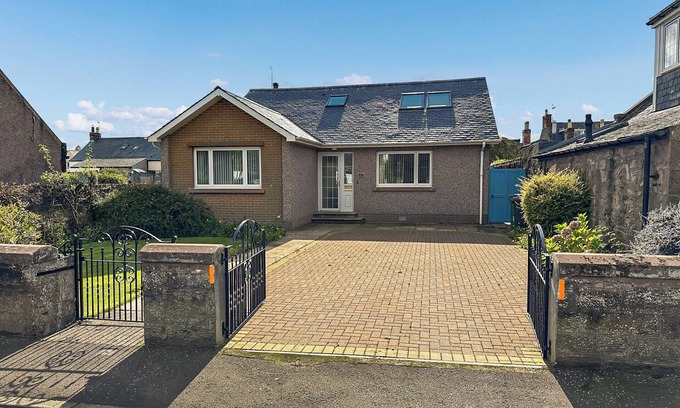 Montrose Cottage | Escape to a cosy coastal retreat in Montrose, where you can unwind in style.