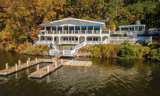 New Fairfield House | Escape to a Luxury Lakehouse Retreat- Chefs Indoor Outdoor Kitchen Hot Tub Steam
