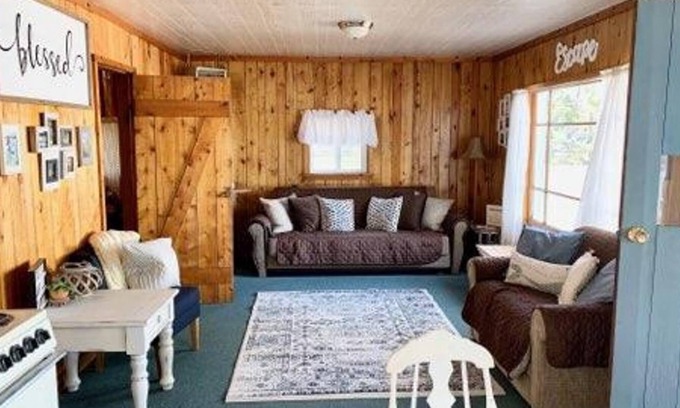 Bellaire Cottage | ESCAPE TO DARLING LAKEFRONT COTTAGE #2 PHILLIPS POINT BELLAIRE, MI