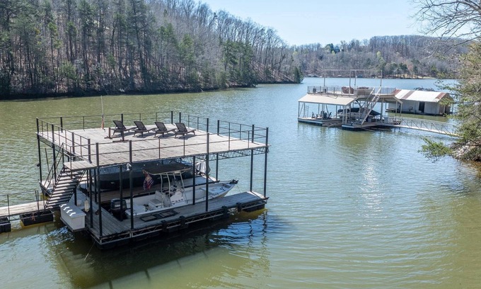 Gainesville House | Escape to Lanier Leisure- 25% off until Nov 30th!