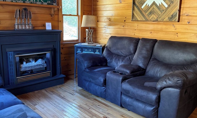 Altamont House | Escape to Linville Falls & Jonas Ridge: Spacious home, yard and adorable creek!