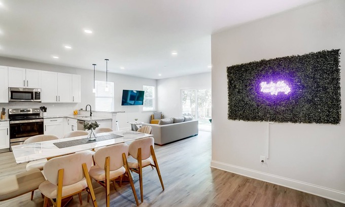 Oakdale House | Escape to Luxury I Charlotte Uptown Stunner