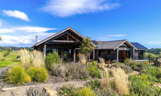 Onetangi Cabin | Escape to Obsidian Villa, situated between Obsidian and Casita Miro vineyards.
