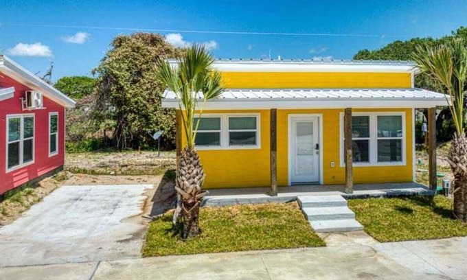 Aransas Pass Cabin | Escape to our cozy 2 bedroom cabin in Aransas Pass, perfect for families of up to 6