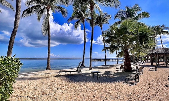 North Side Condo | Escape to Paradise – Beautiful & Budget-Friendly Condo!