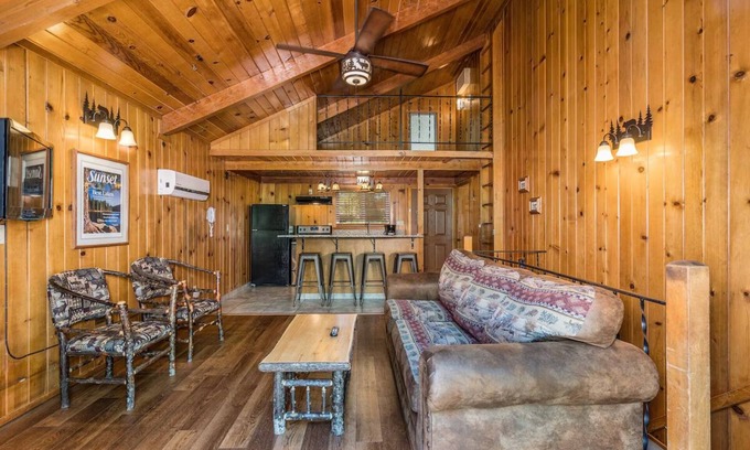 Bass Lake Hotel | Escape to Picturesque Lakeside Haven Near the Famous Yosemite & Bass Lake Thrill