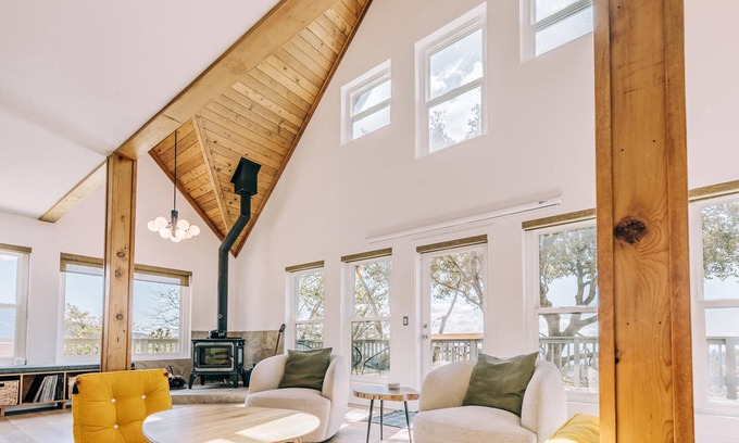Pine Cove House | Escape to Tranquility: Views & Modern Amenities