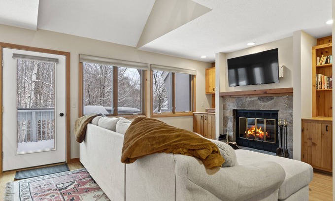 Stratton Mountain Condo | Escape to This Mountain Retreat Near Hiking Trails, Pools, and Golf Courses