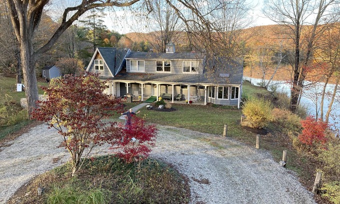 Wingdale House | Escape to your private lakeside estate! Family & dog friendly, wildlife viewing!