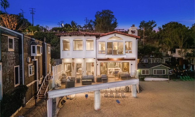 Los Angeles County Villa | Escondido Escape - Modern Tri-level Mediterranean Beachfront Home