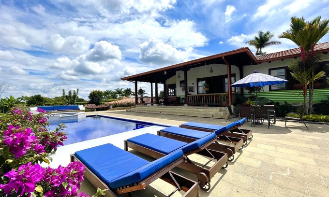 Armenia Ski Chalet | Espectacular Chalet via Armenia-mnegro/piscina Privada/Wifi
