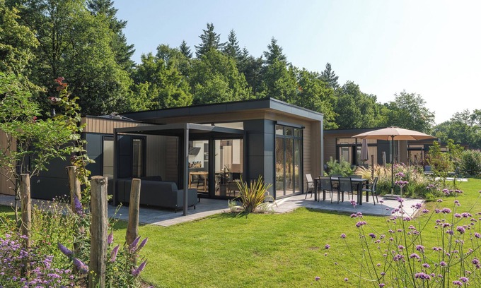 Lieren House | Essenburgh Comfort: Stylish 6-person home with three bedrooms, a modern kitchen, air conditioning, and a cozy outdoor space with a luxury pergola. Enjoy comfort and nature in the Veluwe.
