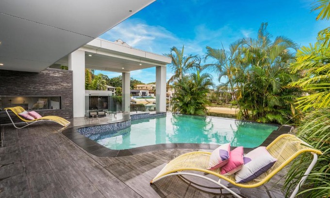 Broadbeach Waters House | Essence of Broadbeach - Luxury Broadbeach Family Escape with Pool
