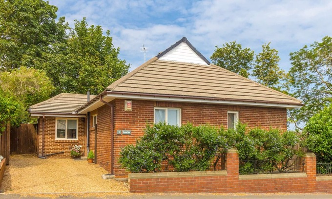 Warkworth Cottage | ESTUARY VIEW, pet friendly, with a garden in Warkworth