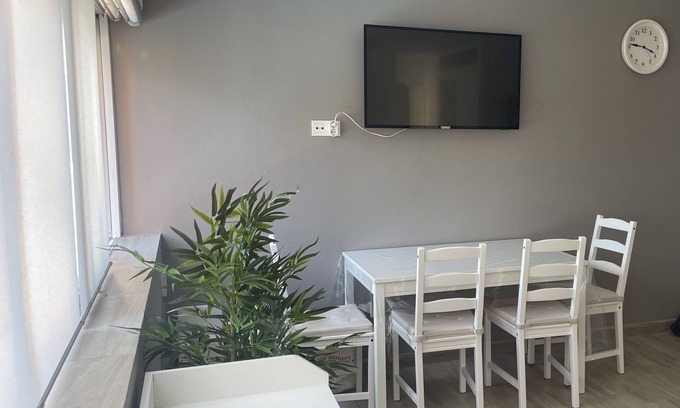 Castelldefels Apartment | Estudio Reformado Totalmente Equipado a 100 Metros de la Playa con Piscina