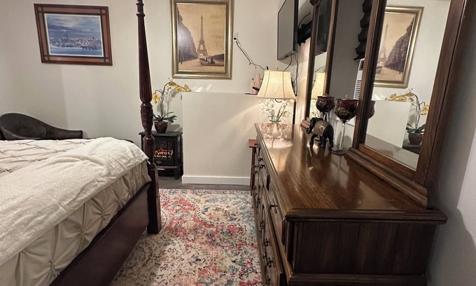 Eureka Springs Historic District Apartment | EUREKA SUITE, FULL KITCHEN. ONLY HOTEL WITH PARKING IN DOWNTOWN