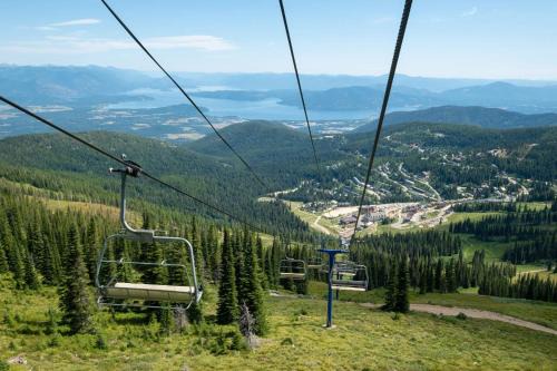 Sandpoint Ski Chalet | European Schweitzer Mountain Chalet with Hot tub