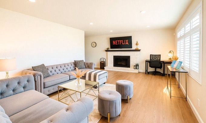 Southeast House | â¨European Style HideawayđCentral LocationâGameRoomâFree WineâFast WifiâNetFlix