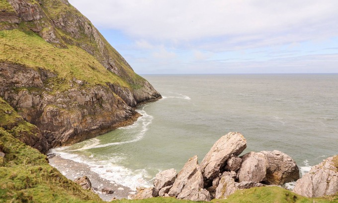 Penrhyn Bay Cottage | EURYN VIEW, family friendly, character holiday cottage in Llandudno