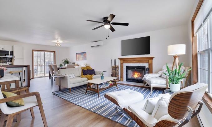 Tobyhanna Cabin | EV Charger, Community Pool, Movie Screen, Close to Most Pocono Attractions