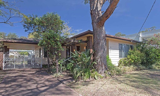 Corlette House | Evans Retreat cottage across the road from Sandy Point Beach